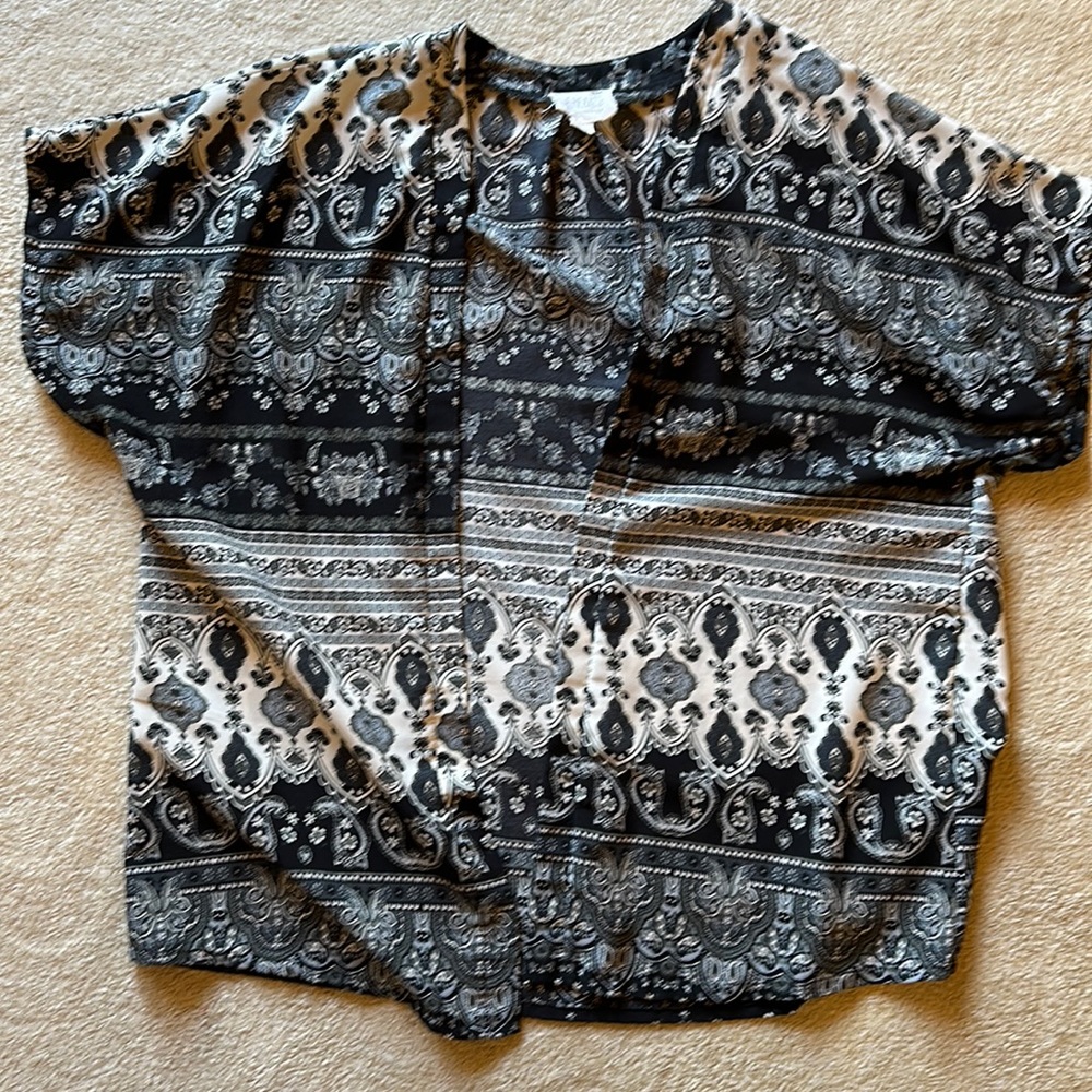 Women’s LA Hearts one size black and white shirt sleeve cover up.